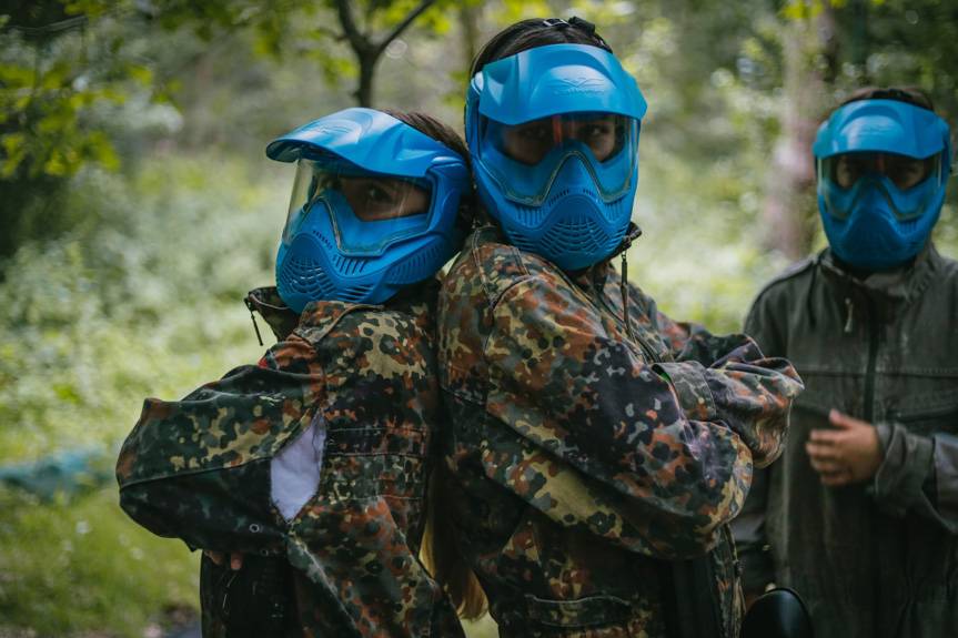 Jeżdżą na nartach, pływają w morzu, grają w paintball i się modlą