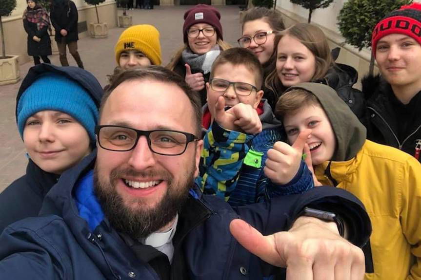 Jeżdżą na nartach, pływają w morzu, grają w paintball i się modlą