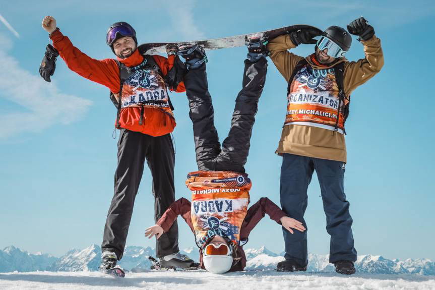 Jeżdżą na nartach, pływają w morzu, grają w paintball i się modlą