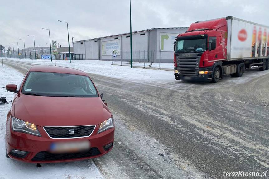 Nie wyhamował na śliskiej jezdni. Uderzył w seata