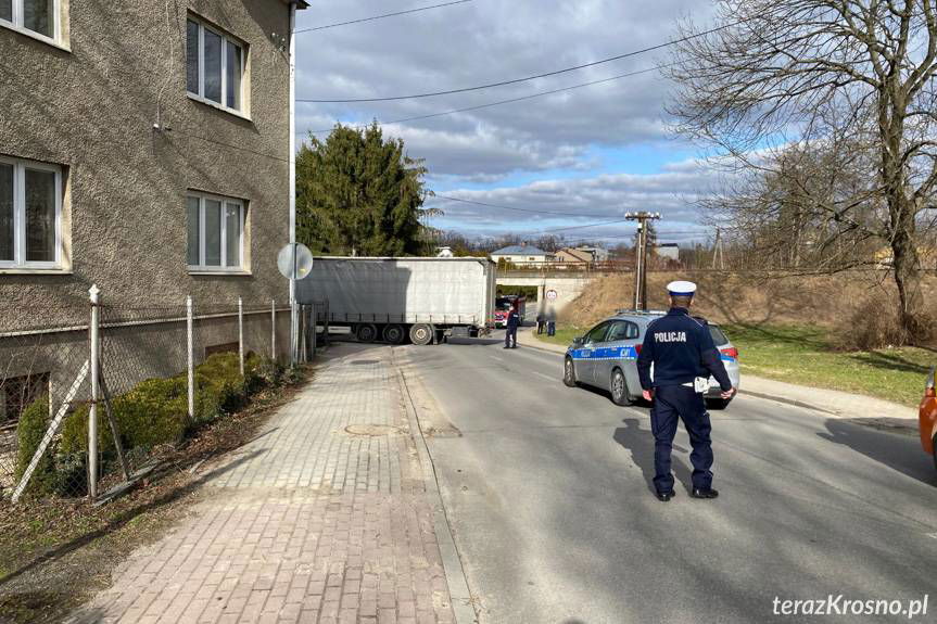 Ciężarówka zawadziła o wiadukt na Grodzkiej