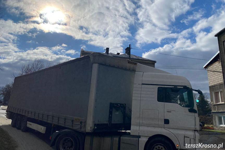 Ciężarówka zawadziła o wiadukt na Grodzkiej