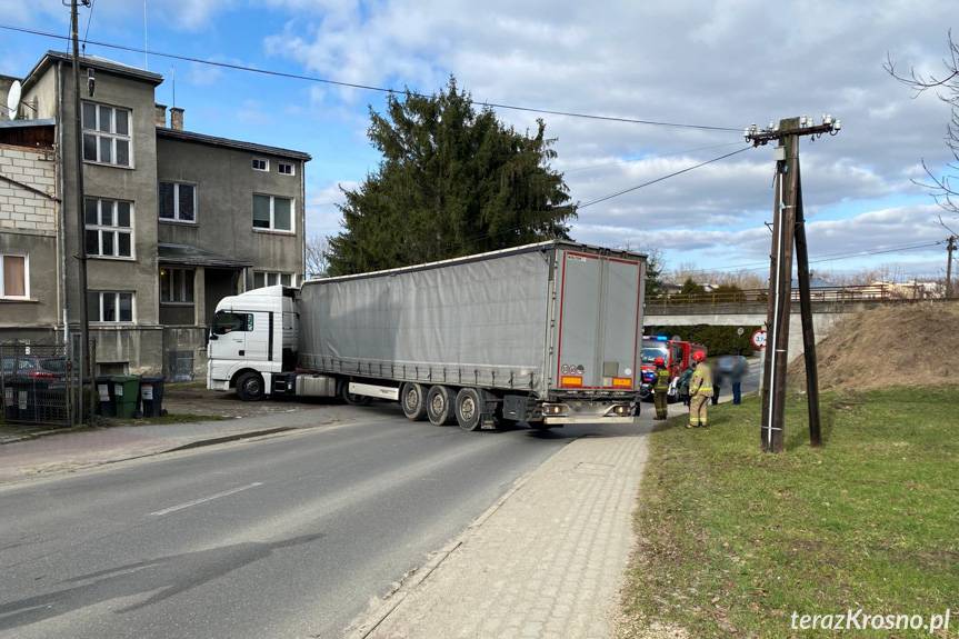 Ciężarówka zawadziła o wiadukt na Grodzkiej
