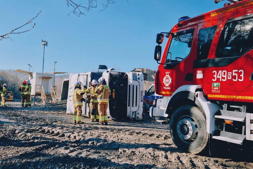 Ciężarówka na boku. Wypadek na terenie Kopalni Lipowica