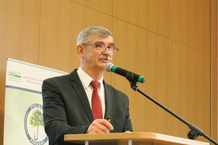 "Zielony parasol" nad pszczołami. Konferencja pszczelarzy, ekologów i leśników w PANS