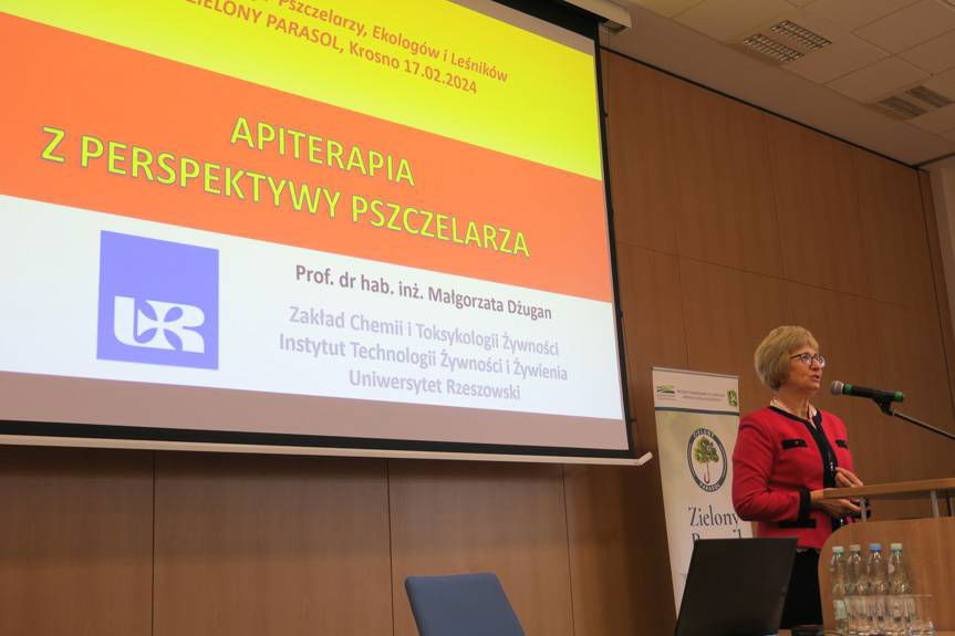 "Zielony parasol" nad pszczołami. Konferencja pszczelarzy, ekologów i leśników w PANS