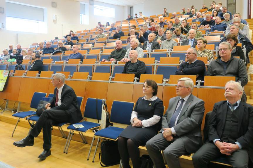 "Zielony parasol" nad pszczołami. Konferencja pszczelarzy, ekologów i leśników w PANS