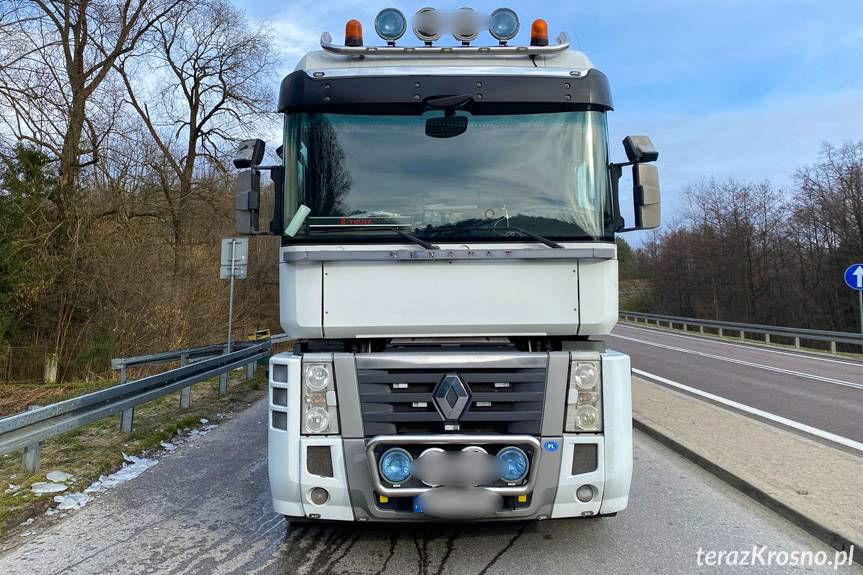 Spadający lód uszkodził samochód