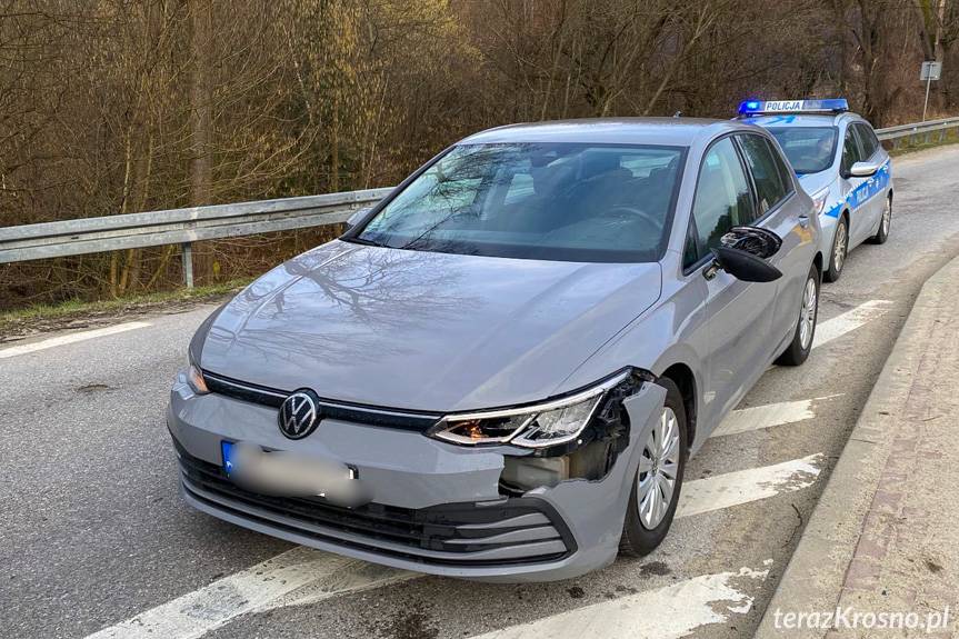 Spadający lód uszkodził samochód