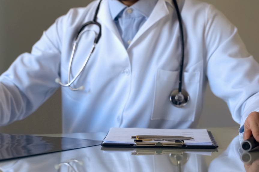 Pijany lekarz w szpitalnym oddziale ratunkowym