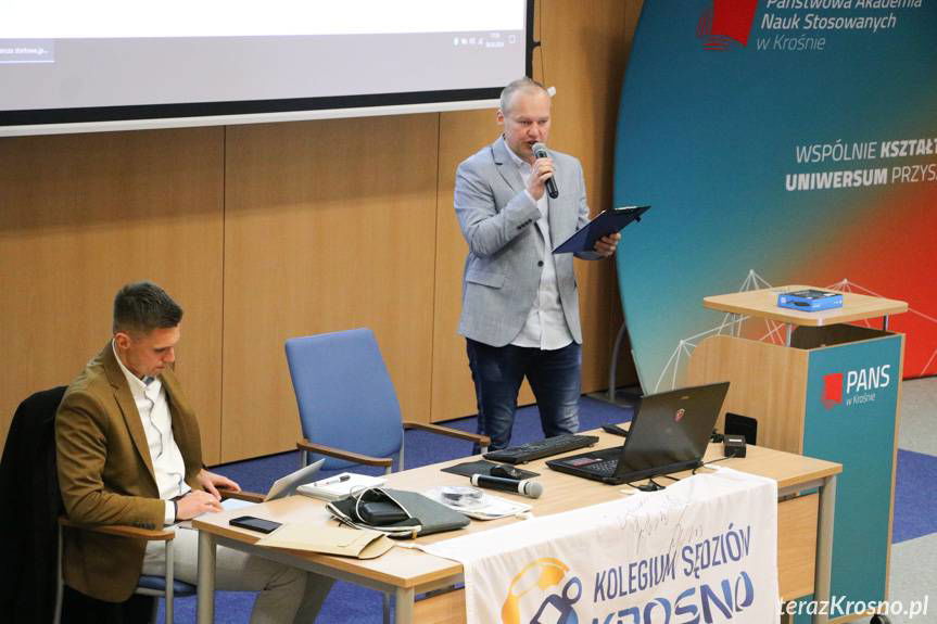 Szkolenie sędziowskie na najwyższym poziomie. Damian Sylwestrzak w Krośnie