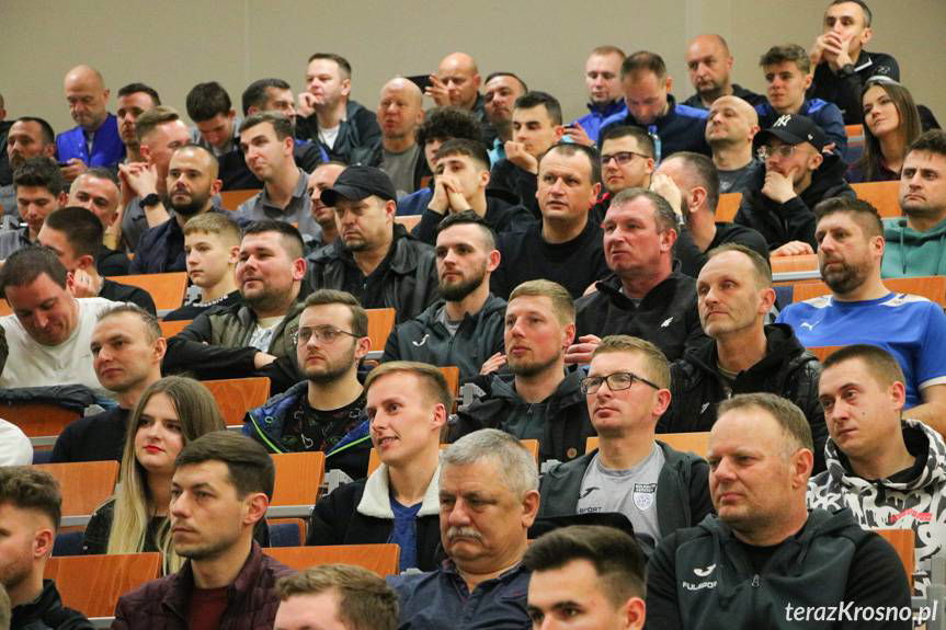 Szkolenie sędziowskie na najwyższym poziomie. Damian Sylwestrzak w Krośnie