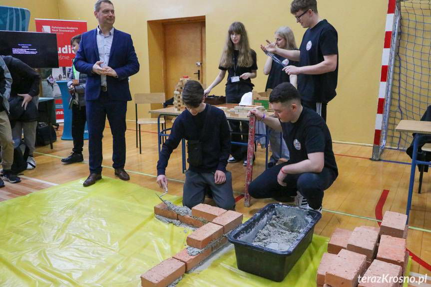 Ósmoklasiści i ich rodzice przed ważnym wyborem