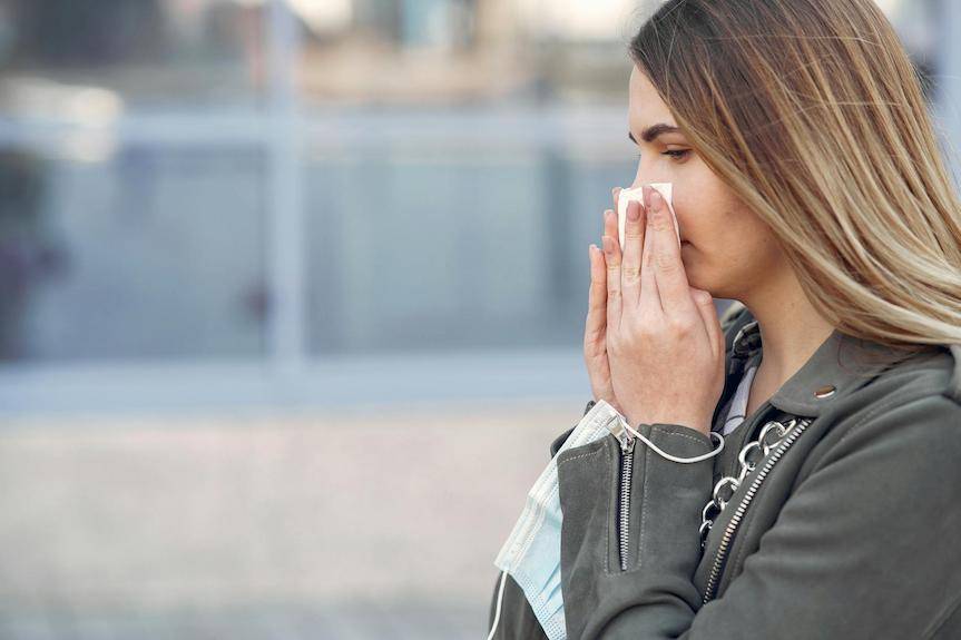 Zatkany nos mimo braku kataru? To może być alergiczny nieżyt nosa lub zapalenie zatok