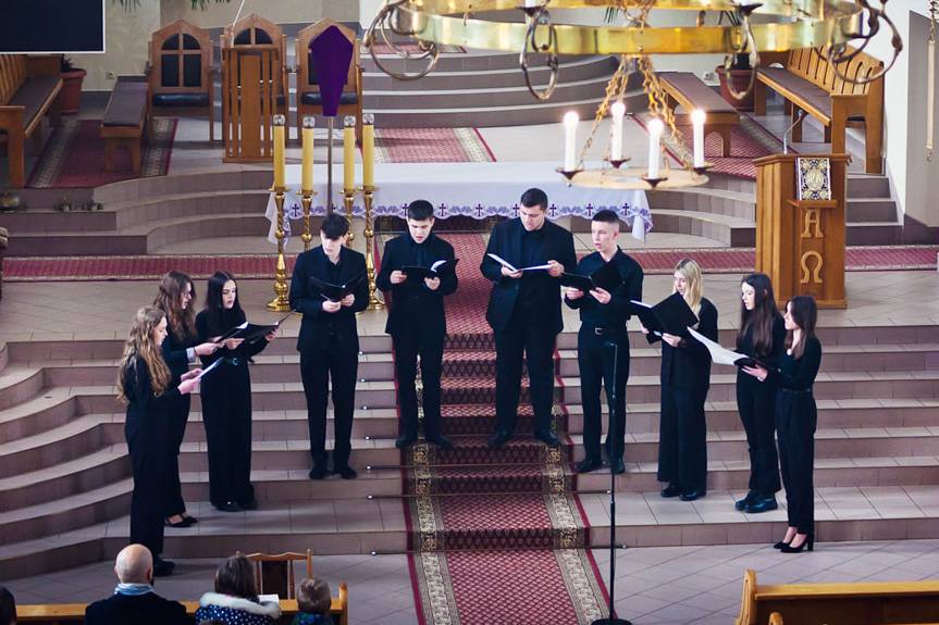 Wybrzmiały wyjątkowe pieśni. Koncert Pasyjny we Wrocance