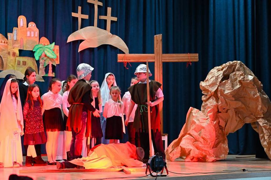 Łężany: uczniowie przejmująco odtwarzają mękę Chrystusa