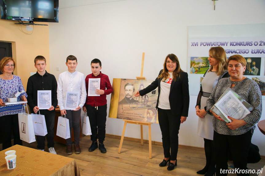 W hołdzie patronowi. Krośnieńska "Naftówka" nagradza uczniów szkół podstawowych