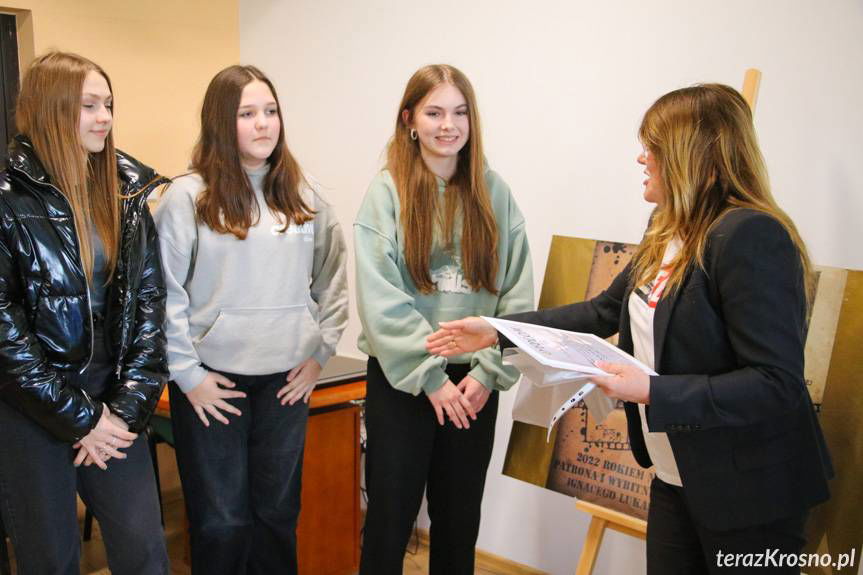 W hołdzie patronowi. Krośnieńska "Naftówka" nagradza uczniów szkół podstawowych