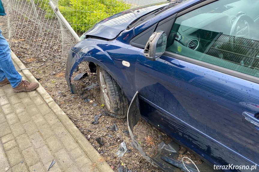 Kolizja na DK28. Wjechał w płot rozdzielający pasy