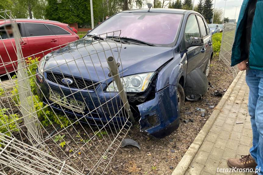 Kolizja na DK28. Wjechał w płot rozdzielający pasy