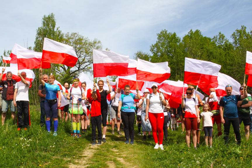 Z biało-czerwoną flagą na szczyt Cergowej