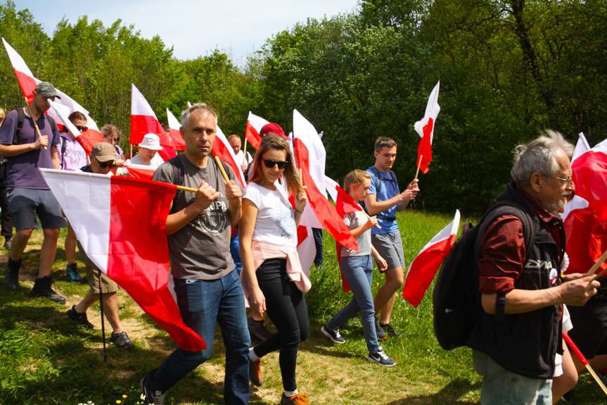 Z biało-czerwoną flagą na szczyt Cergowej