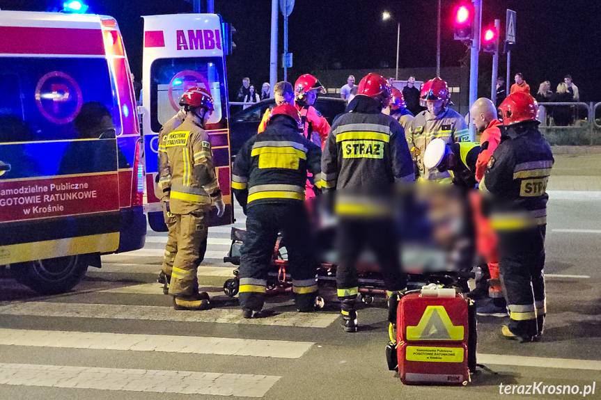 Potrącenie na pasach. Pieszy wbiegł na czerwonym świetle pod jadące auto