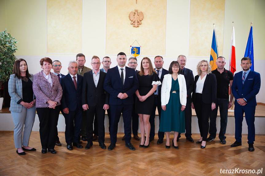 Rafał Bobala przejął stery w gminie Wojaszówka. Radni złożyli ślubowanie, wybrano przewodniczącego rady