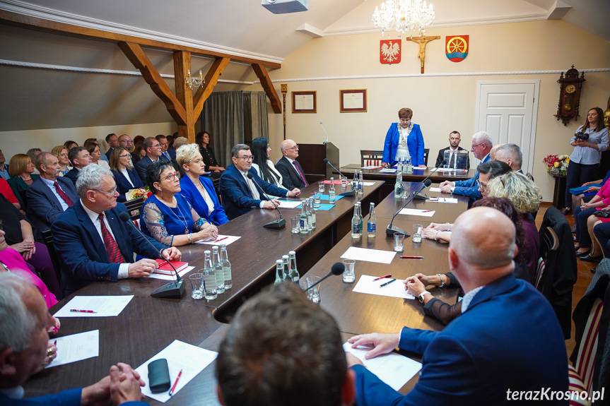 Pierwsza sesja rady gminy Miejsce Piastowe. Przybyło mnóstwo gości