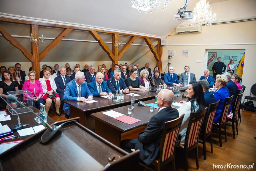 Pierwsza sesja rady gminy Miejsce Piastowe. Przybyło mnóstwo gości