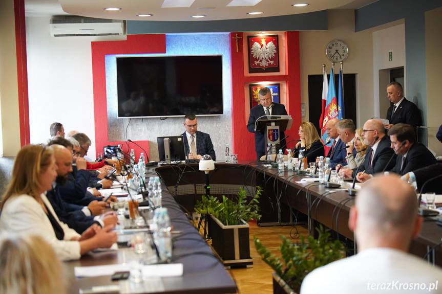 Pierwsza sesja rady powiatu. PiS "zgarnął" wszystko