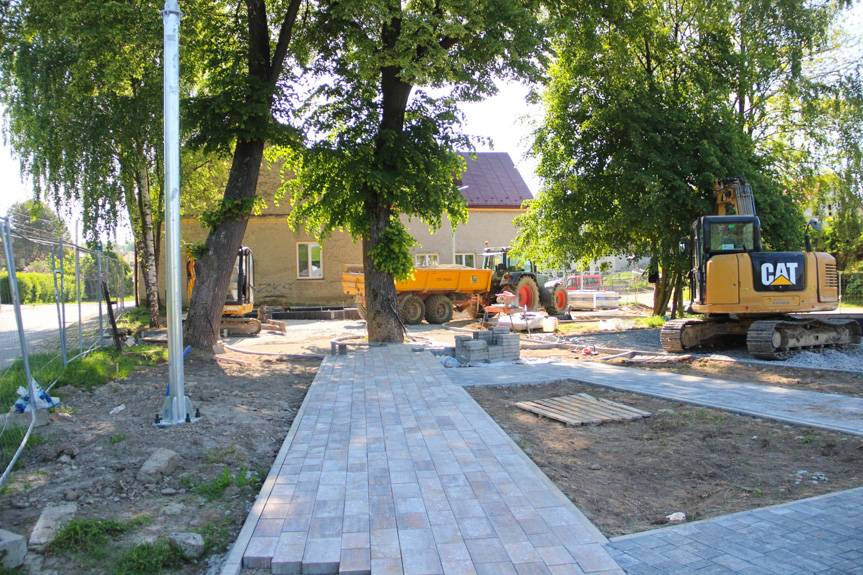 Trwa budowa nowego placu zabaw