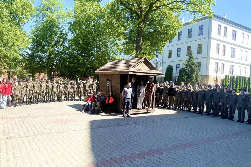 Kreatywność i precyzja. Replika strażnicy granicznej od uczniów z Miejsca Piastowego