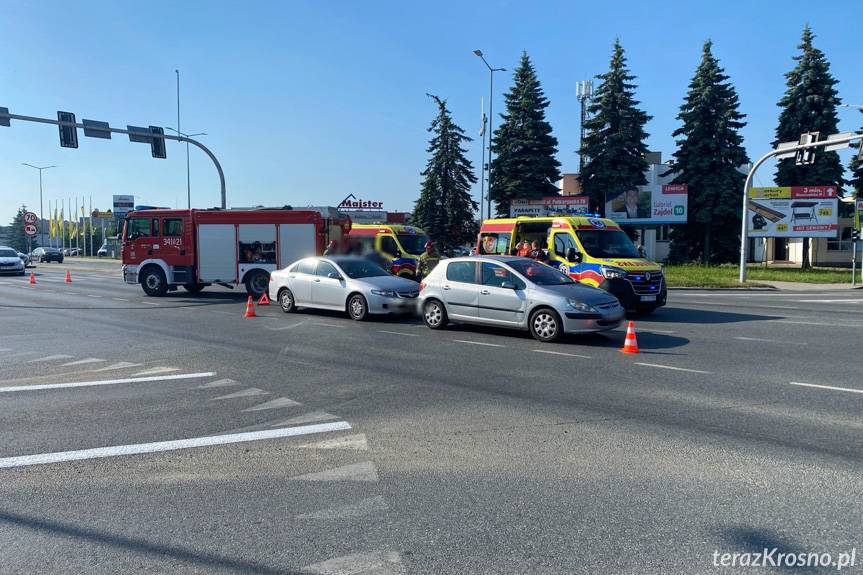 Zderzenie samochodów na skrzyżowaniu