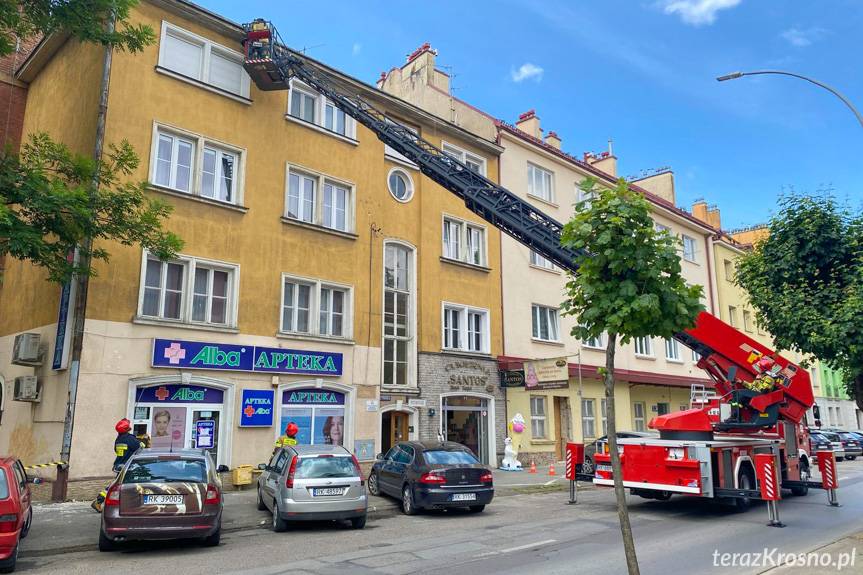 Z kamienicy odpadły kawałki gzymsu