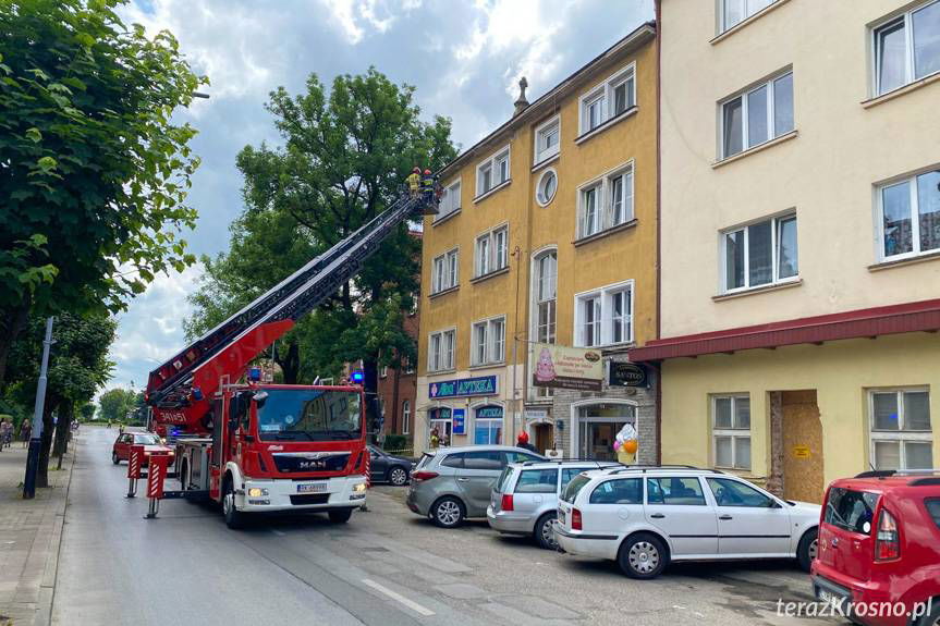 Z kamienicy odpadły kawałki gzymsu