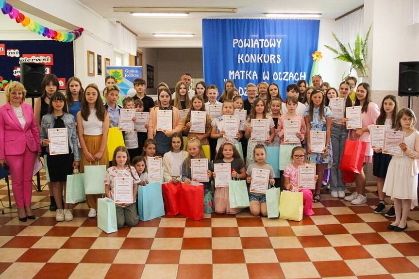 "Matka w oczach dziecka" - Powiatowy Konkurs Plastyczno-Wokalny za nami