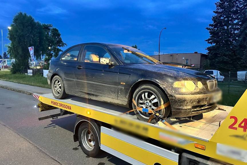 Kierowca BMW bez uprawnień, poszukiwany pasażer i łyse opony