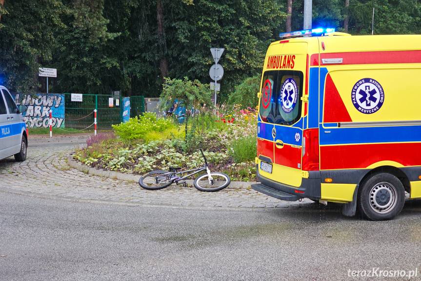 Zderzenie rowerzysty z samochodem na rondzie