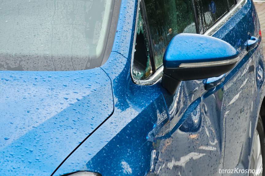 Zderzenie rowerzysty z samochodem na rondzie