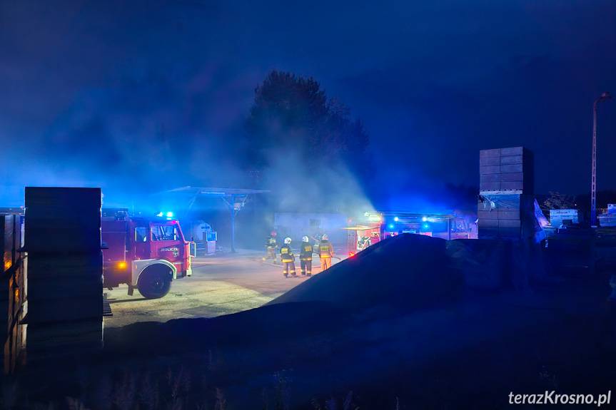 Jedlicze. Pożar na terenie składu materiałów budowlanych