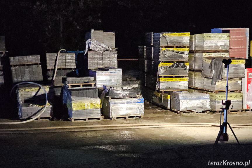 Jedlicze. Pożar na terenie składu materiałów budowlanych