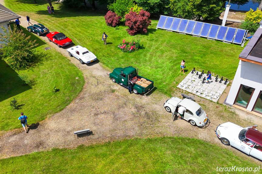 Perełki motoryzacji zaparkowały przy Dworze Kombornia