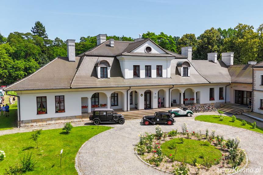 Perełki motoryzacji zaparkowały przy Dworze Kombornia