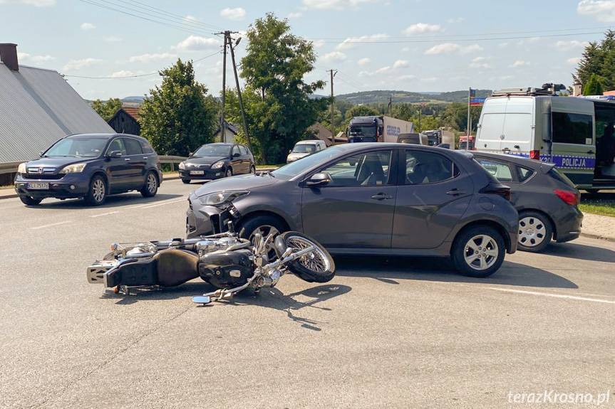 Zderzenie motocykla z samochodem osobowym