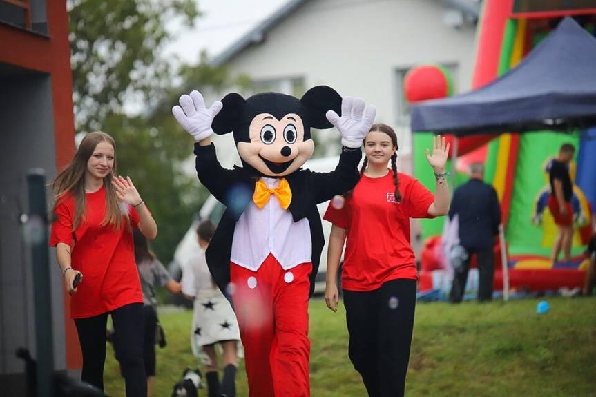 Od malowania twarzy po pokazy strażackie. Piknik w Porębach