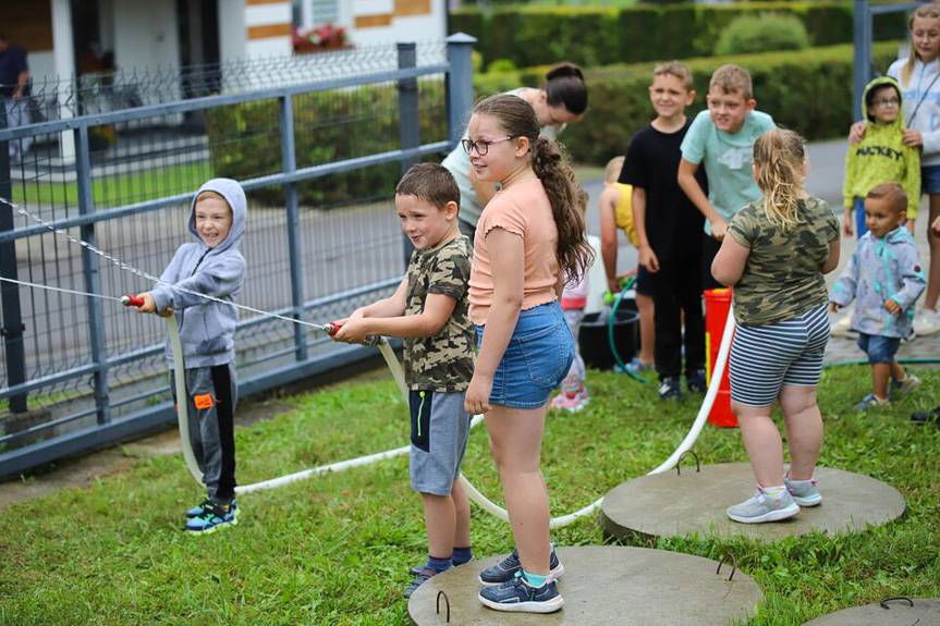 Od malowania twarzy po pokazy strażackie. Piknik w Porębach