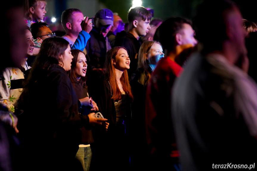 Muzyczna lekcja na Jarmarku Korczyńskim. "Kombi" to nie "Kombii"