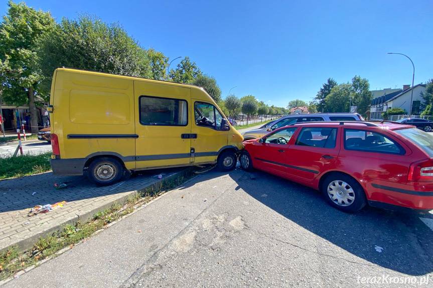 Kolizja na Legionów. Uszkodzony parkometr i trzy samochody