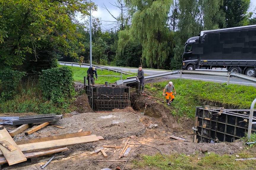 Trwa budowa kładki łączącej Potok i Krosno